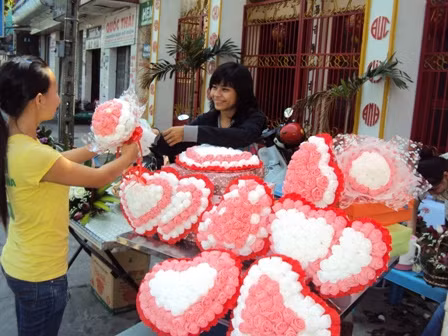 Quan niệm về tình yêu của giới trẻ nông thôn, tỉnh lẻ đã có rất nhiều thay đổi so với trước đây. Bố, mẹ, gia đình đã không còn quá khắt khe với con cái trong việc yêu đương, hẹn hò... Chính vì vậy, nhu cầu tận hưởng một ngày Valentine ấm áp, lãng mạn của các bạn trẻ ở đây cũng ngày một nâng cao.