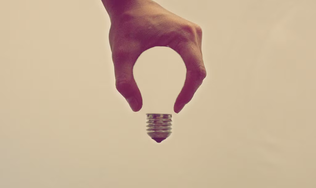 “Bóng đèn” của tác giả Alexandr Tikki.