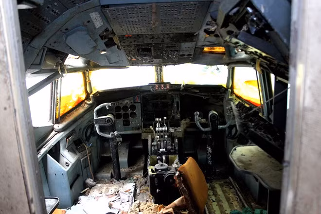 Buồng lái ngổn ngang những linh kiện. Được biết, từ những năm 1980, do quá tốn xăng nên chiếc Boeing phải dừng bay, và được kéo về bãi đất trống trên đường Hồng Hà, quận Tân Bình này để làm quán cà phê.