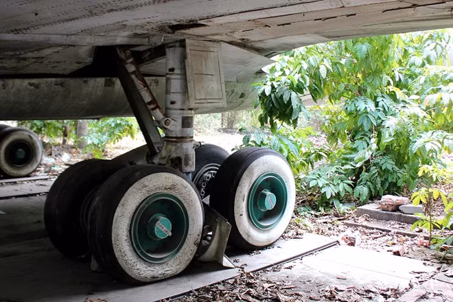 Hệ thống bánh xe vẫn giữ được màu sơn nguyên trạng.