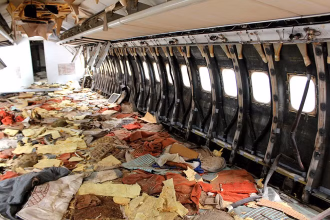 ...chứa đủ loại rác thải.