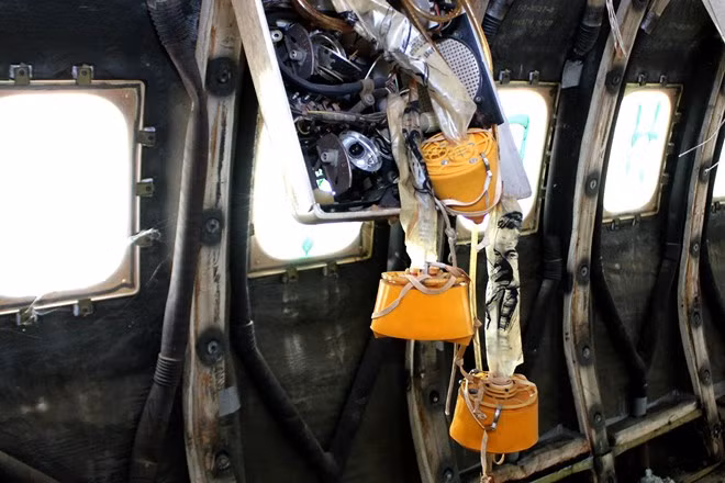 Những chiếc mặt nạ oxy còn nguyên và nằm rải rác khắp khoang hành khách.