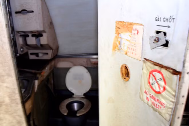 Nhưng rồi quán cà phê trong lòng máy bay "xịn" đầu tiên của Việt Nam này cũng không còn tồn tại, để lại cảnh hoang tàn, đổ nát.