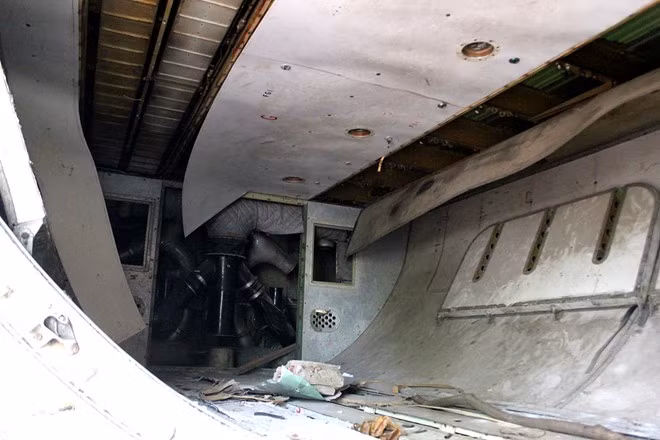 Khoang chứa hàng và hành lý đổ nát.