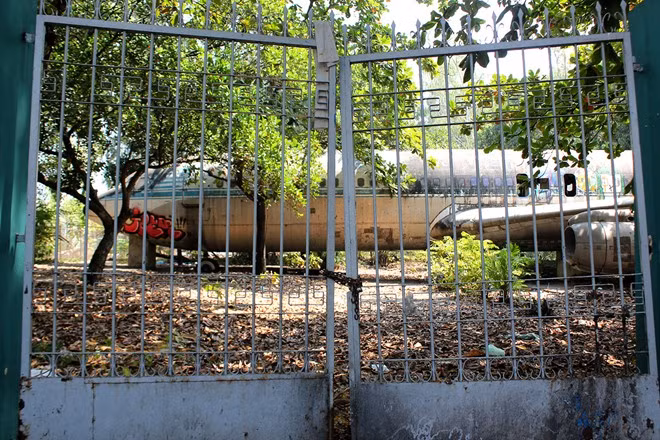 Hiện chiếc máy bay hoang này bị ngăn cách với thế giới bên ngoài bằng hàng rào, cổng sắt .