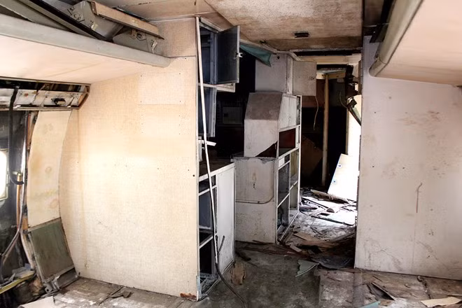 Căn phòng pha chế thức uống đổ nát nằm ở đuôi máy bay. Ông Phan Tương, nguyên Tổng giám đốc Cục Hàng không dân dụng khu vực phía Nam cho biết, năm 1980, dịch vụ cà phê Boeing và chụp hình lấy ngay lần đầu tiên xuất hiện ở Sài Gòn, do ngành nhiếp ảnh VN phối hợp với Cục Hàng không dân dụng phía Nam thực hiện thu hút khá đông khách. Trước đây, vì lý do an ninh nên những người thân của hành khách thường không được vào sân bay, chiếc Boeing này được dân Sài Gòn chọn làm nơi chụp hình lưu niệm trước khi chia tay với người thân. Về sau người ta cho thuê mặt bằng phía thân máy bay để mở quán. Khoang chứa hành khách được sắp xếp lại thành những bàn cà phê nhỏ, có thể ngồi 4-5 khách/bàn.