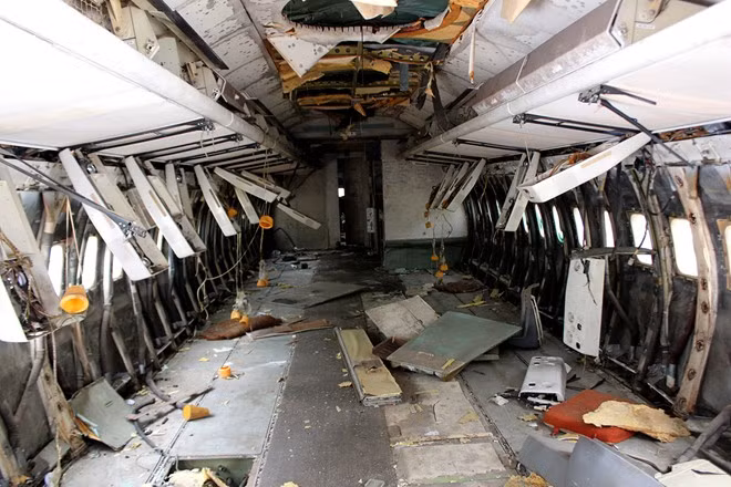 Khoang chở khách đổ nát....