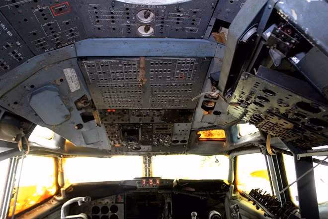 Toàn bộ hệ thống điều khiển đã được tháo khỏi máy bay.