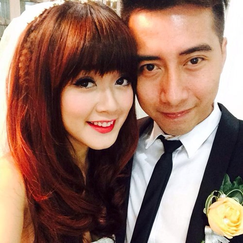 Chàng trai Anh không đòi quà, ca sĩ, nhạc sĩ Only C - Nguyễn Phúc Thạch vốn là người rất kín tiếng về cuộc sống riêng tư nên thông tin anh mới cưới vợ khiến các fan té ngửa vì quá bất ngờ. Cô vợ xinh như hot girl của Only C sinh năm 1993 tên Nguyễn Ngân Hà, đang làm việc trong lĩnh vực thời trang. Ngân Hà từng là du học sinh tại Australia, là một 9X rất xinh đẹp, trẻ trung năng động và thích được chăm lo cho cuộc sống gia đình.