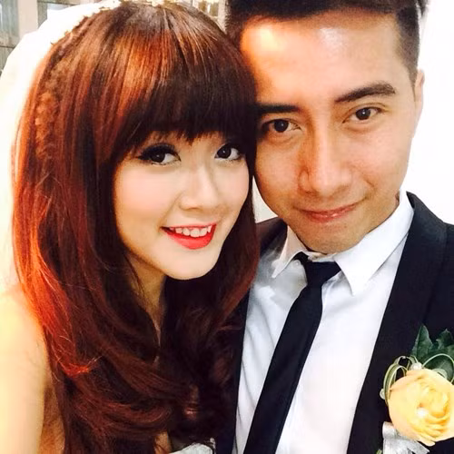 Chàng trai Anh không đòi quà, ca sĩ, nhạc sĩ Only C - Nguyễn Phúc Thạch vốn là người rất kín tiếng về cuộc sống riêng tư nên thông tin anh mới cưới vợ khiến các fan té ngửa vì quá bất ngờ. Cô vợ xinh như hot girl của Only C sinh năm 1993 tên Nguyễn Ngân Hà, đang làm việc trong lĩnh vực thời trang. Ngân Hà từng là du học sinh tại Australia, là một 9X rất xinh đẹp, trẻ trung năng động và thích được chăm lo cho cuộc sống gia đình.