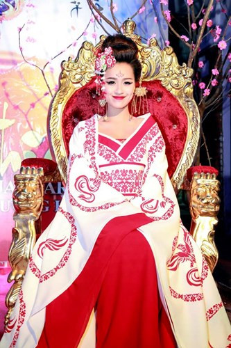 Tại bữa tiệc trong một quán bar nổi tiếng Hà Nội, DJ Tít xuất hiện trong trang phục mang phong cách hoàng cung, hóa thân thành nhân vật Võ Tắc Thiên và trở thành tâm điểm của mọi ánh nhìn và được dân mạng tích cực lan truyền hình ảnh chụp lại.