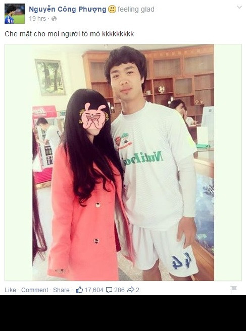 Fanpage của Công Phượng tuần qua đăng tải bức ảnh cầu thủ này chụp ảnh cạnh một thiếu nữ giấu mặt gây sự tò mò rất lớn với các fan, cư dân mạng. Bức ảnh được lan truyền nhanh chóng với gần 20 nghìn lượt thích, kèm theo vô số bình luận, đồn đoán về hai nhân vật trong ảnh.