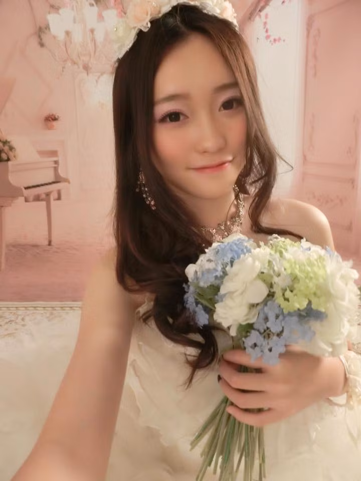 Ngoài ra, vẻ đẹp của Trương Thái Ninh cũng biến hóa khá đa dạng. Trong các bộ ảnh của mình, khi thì cô thể hiện sự dịu dàng, đằm thắm, lúc lại khoe vẻ tươi mới, một chút tinh nghịch và phá cách.