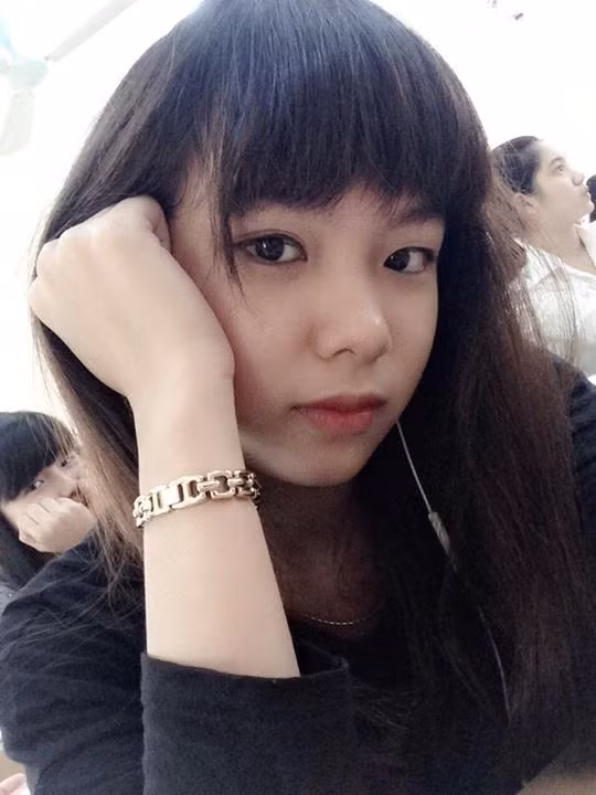 Ngắm kỹ khuôn mặt của Thảo Ly, có thể thấy cô bạn có đôi mắt và đường cằm nhìn nghiêng giống hệt với tân Hoa hậu Nguyễn Cao Kỳ Duyên.