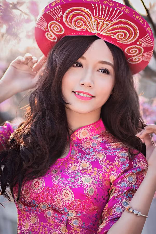 Hot girl Ngân Búng lựa chọn vườn đào Nhật Tân để chụp bộ ảnh đón Tết Nguyên Đán. Nàng hot girl của Học viện Ngoại thương khoe được nét duyên, vẻ quý phái trong bộ áo dài được thiết kế, phối màu bắt mắt.