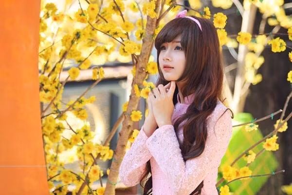 Hot girl Hương Hương Mì Gói, khoe nhan sắc xinh như búp bê, vẻ đẹp trong sáng cùng sắc hoa mai rực rỡ, ấm áp.