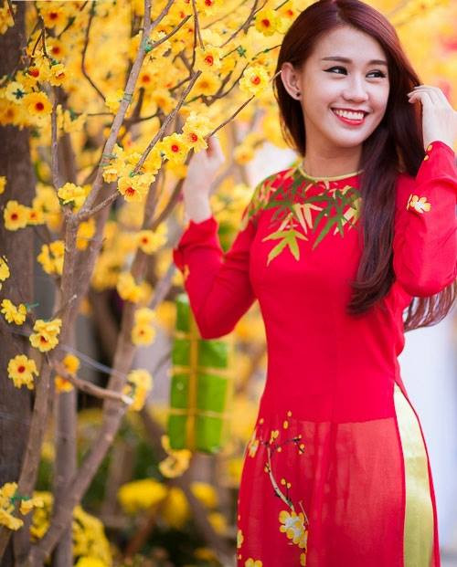 Hot girl Ngọc Thảo vốn được biết đến với phong cách thời trang cá tính, hiện đại cũng trở nên đằm thắm, dịu dàng hơn trong tà áo dài truyền thống.