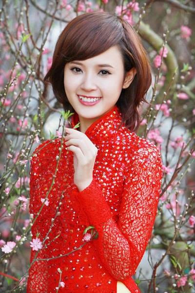 Hot girl Midu cũng từng nhiều lần chụp ảnh áo dài, đứng trong khung cảnh tràn ngập sắc hoa đào, khoe dáng ngọc ngà và khuôn mặt mĩ lệ.