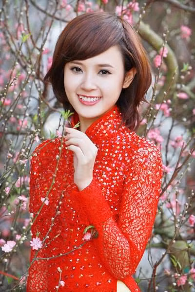 Hot girl Midu cũng từng nhiều lần chụp ảnh áo dài, đứng trong khung cảnh tràn ngập sắc hoa đào, khoe dáng ngọc ngà và khuôn mặt mĩ lệ.