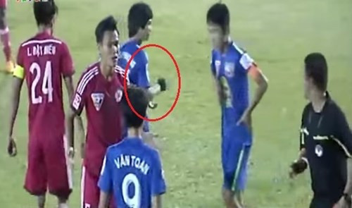 Cái vỗ tay của Công Phượng trong trận HAGL gặp Than Quảng Ninh khi trọng tài rút thẻ đỏ với hậu vệ Minh Tùng khiến cầu thủ người xứ Nghệ bị soi mói, chỉ trích rất nhiều. Công Phượng bị cho là thiếu fair-play, thái độ không tốt, thậm chí là "hư hỏng" với cái vỗ tay không đúng lúc này.