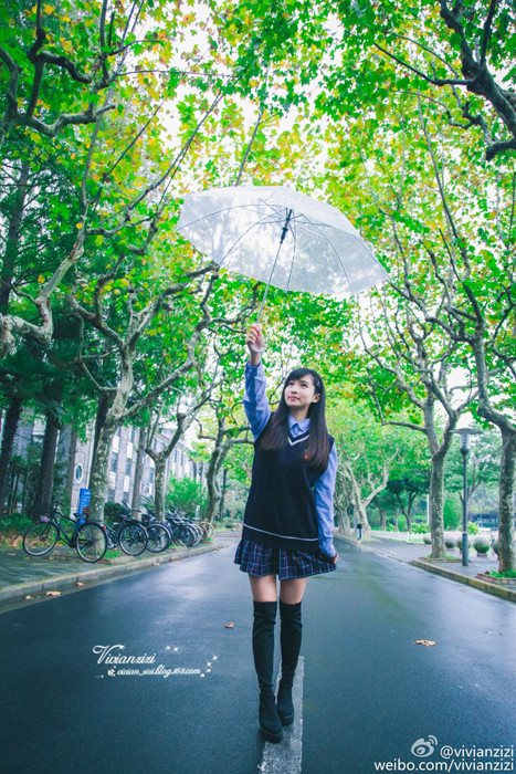 Mê mệt vẻ đẹp của "thánh nữ" đồng phục, các fan càng ngưỡng mộ hơn khi biết Trịnh Lăng Lị có tài sắc vẹn toàn, vừa là hot girl xinh như mộng, vừa là sinh viên giỏi giang, gương mẫu.