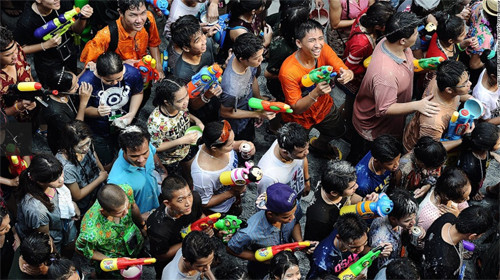 Để có một lễ hội té nước hoành tráng, "quậy tới bến" các bạn trẻ thường chuẩn bị cho mình những món "vũ khí" như súng nước, xô, chậu để làm sao té được càng nhiều nước càng tốt.