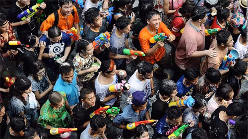 Để có một lễ hội té nước hoành tráng, "quậy tới bến" các bạn trẻ thường chuẩn bị cho mình những món "vũ khí" như súng nước, xô, chậu để làm sao té được càng nhiều nước càng tốt.