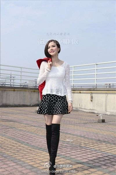 Kim Phẩm Hiên từng tham gia 5 cuộc thi nói tiếng Anh quy mô lớn, giành giải nhất cuộc thi tiếng Anh sinh viên toàn quốc và giải nhất cuộc thi tiếng Anh của đài CCTV, nhận thư mời của Đại học King ở London. Ngoài ra, năm nào cô nàng cũng giành được học bổng quốc gia và học bổng cao nhất của trường.