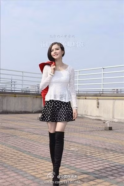 Kim Phẩm Hiên từng tham gia 5 cuộc thi nói tiếng Anh quy mô lớn, giành giải nhất cuộc thi tiếng Anh sinh viên toàn quốc và giải nhất cuộc thi tiếng Anh của đài CCTV, nhận thư mời của Đại học King ở London. Ngoài ra, năm nào cô nàng cũng giành được học bổng quốc gia và học bổng cao nhất của trường.