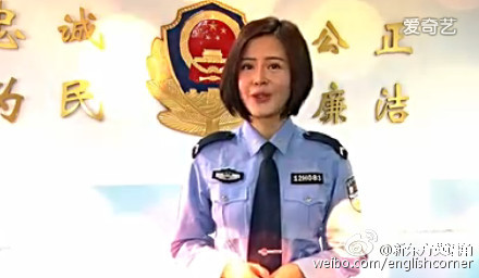 Tất cả những chia sẻ này đều được Kim Phẩm Hiên nói bằng tiếng Anh. Cô nữ sinh công an có cách phát âm tiếng Anh rất chuẩn, nói trôi chảy và giàu sắc thái biểu cảm.