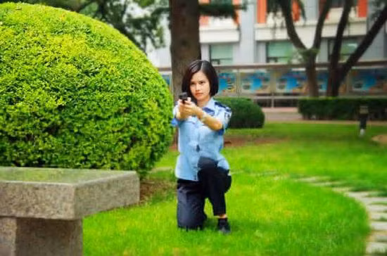 Năm nay 21 tuổi, lại theo học một ngành nghề, công việc rất vất vả, có phần nguy hiểm là an ninh, nhưng hình ảnh của Kim Phẩm Hiên vẫn rất quyến rũ bởi vẻ giản dị, thanh tú nhưng cũng không kém phần mạnh mẽ.