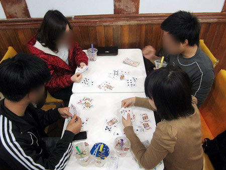 Việc chơi bài không sát phạt, không tiền cược sẽ giúp những ngày Tết, gặp gỡ bạn bè của giới trẻ trở nên vui vẻ hơn. Nhưng ranh giới giữa bài và bạc thường rất nhỏ, các bạn trẻ nên tự ý thức được việc chơi của mình để không làm mất đi ý nghĩa của những ngày Tết.