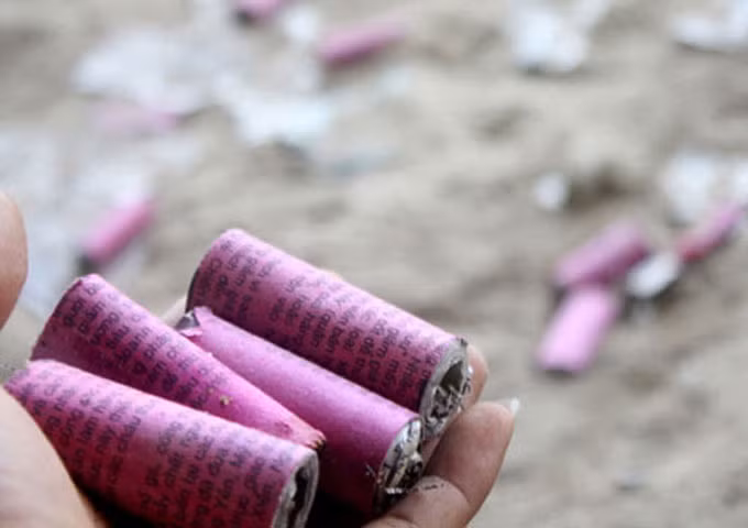 Pháo nổ nhập lậu được tuồn về các miền quê, kích thích nhiều thanh niên " hoài niệm Tết xưa" theo kiểu bất chấp pháp luật.