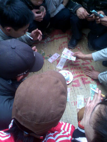 4. Cờ bạc. Ham vui, nhiều bạn trẻ dễ dàng sa đà vào những sới cờ bạc tự phát ở các khu dân cư trong dịp Tết. Hành động vi phạm pháp luật này dễ bị các cơ quan chức năng sờ gáy.