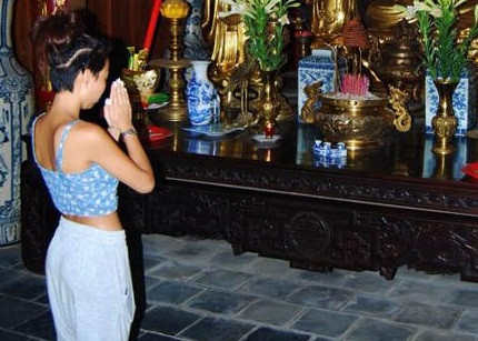 Hành động thể hiện ý thức kém, sự vô tư quá đà của một bộ phận giới trẻ. Hành động này vừa làm xấu đi cảnh quan chốn nghiêm trang, vừa tạo sự phản cảm với người xung quanh.