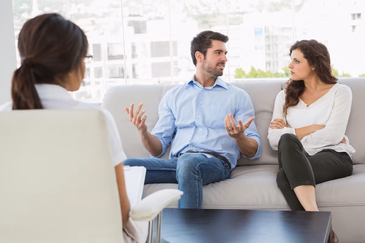 Tư thế ngồi hai chân dang rộng là tướng của đàn ông hóm hỉnh, quyết đoán trong công việc.