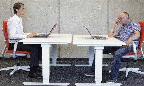 Muốn bói tính cách đàn ông qua tư thế ngồi, bạn để ý xem người đó ngồi có thẳng lưng hay không. Ngồi thẳng đứng là tướng người cương trực và khá bảo thủ. Họ không muốn người khác làm trái ý của họ.