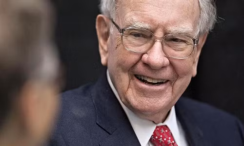 Tỷ phú Warren Buffett có thói quen đọc nhiều báo ngay sau khi thức dậy. Đầu tiên là tờ "The Wall Street Journal", kế đến là "USA Today" và "Forrbes".