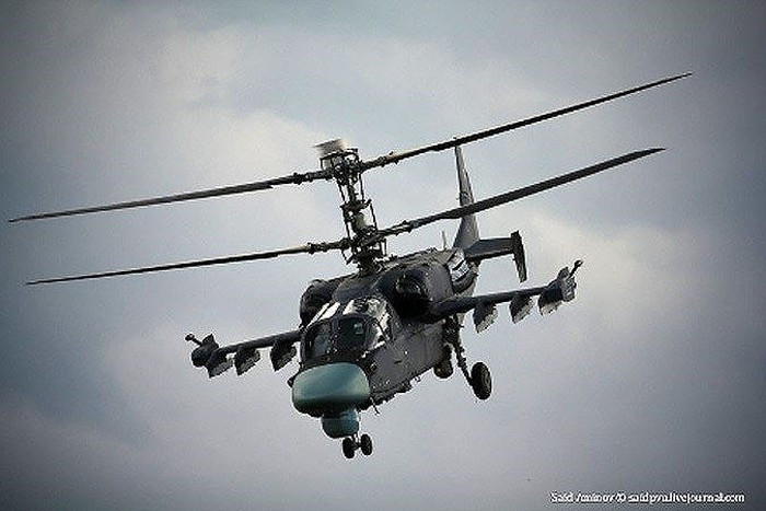 Trực thăng Ka-52 được bọc giáp tại những vị trí hiểm yếu, giúp tăng khả năng sống sót trên chiến trường, thậm chí nếu máy bay bị hỏng thì phi công còn có thể nhảy dù nhờ cơ chế ghế phóng đặc biệt.