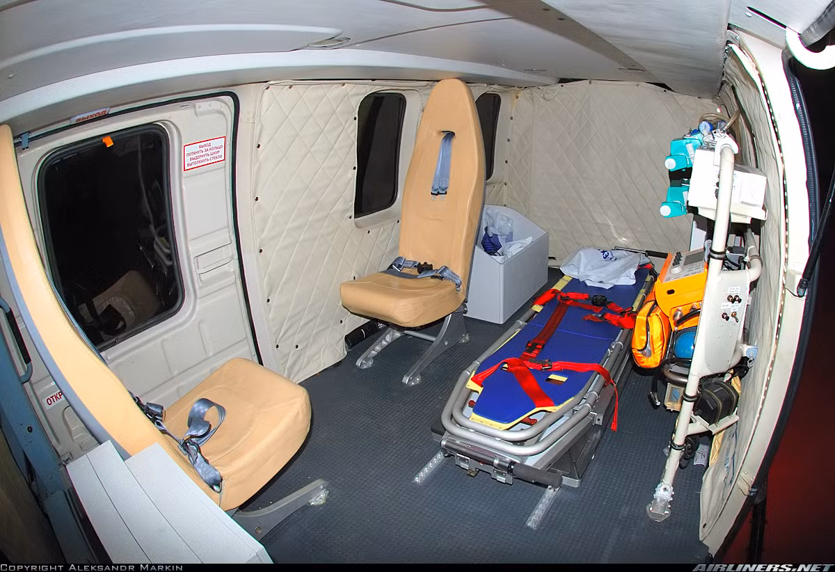 Kazan Ansat được ra đời dựa trên nhu cầu lớn của Liên bang Nga đầu những năm 1990 là thiếu vắng các dòng trực thăng hạng nhẹ phục vụ tình huống khẩn cấp. Máy bay Mi-8 rất tốt, nhưng nó quá to, Liên bang Nga khi đó yêu cầu mẫu máy bay nhỏ gọn hơn như kiểu AS 350 của Eurocopter. Đó là cơ sở cho sự ra đời của dòng trực thăng hạng nhẹ Ansat. Trong ảnh là cabin của phiên bản Ansat-U được thiết kế cho nhiệm vụ cứu thương. Nguồn ảnh: Airlines.net
