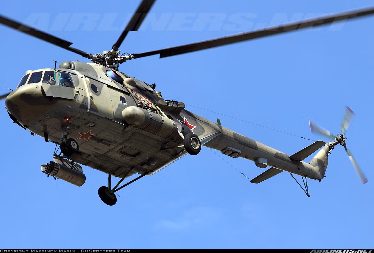 Dòng trực thăng thứ 2 mà Việt Nam đặc biệt quan tâm là Mi-17V-5 – phiên bản hiện đại vượt xa các mẫu Mi-17 đang phục vụ trong Không quân Nhân dân Việt Nam. Hiện nay, theo một số thống kê thì mới chỉ có 2 quốc gia Ấn Độ - Belarus được “sờ tới” Mi-17V-5. Nguồn ảnh: Airlines.net