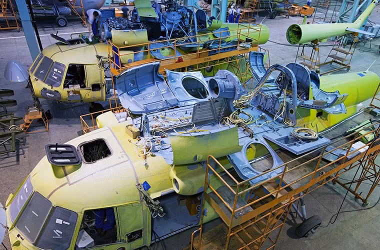 "Nước Cộng hòa Xã hội Chủ nghĩa Việt Nam là một trong những đối tác lâu dài của chúng tôi và có nhiều kinh nghiệm trong việc sử dụng các loại máy bay khác nhau. Hơn nửa thế kỷ, chúng tôi đã cung cấp cho Việt Nam hơn 50 đơn vị trực thăng, bao gồm loại Mi-4, Mi-8, Mi-17, Mi-17-1V, Mi-171E và Mi-172. Máy bay trực thăng của chúng tôi hoạt động trong Không quân Nhân dân Việt Nam và trong cả lĩnh vực hàng không dân dụng, một số bay phục vụ các ngành công nghiệp dầu khí", Phó Tổng giám đốc phụ trách tiếp thị - phát triển của Russian Helicopter - ông Alexander Shcherbinin cho biết. Nguồn ảnh: English Russia