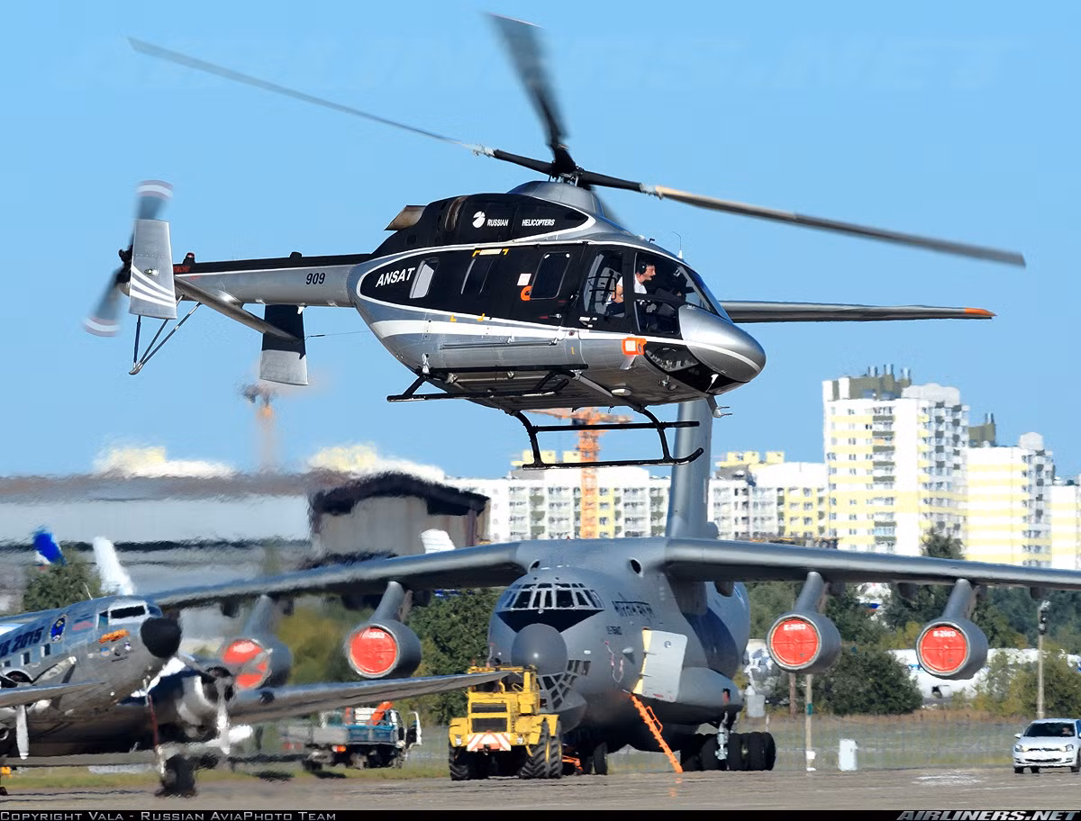 Trực thăng hạng nhẹ Ansat có khả năng đạt tốc độ tối đa 275km/h, tốc độ hành trình 220km/h, tầm bay 515km, thời gian hoạt động trên không 3 giờ 20 phút. Máy bay chở được 7-8 hành khách hoặc 1,2 tấn hàng hóa. Nguồn ảnh: Airlines.net