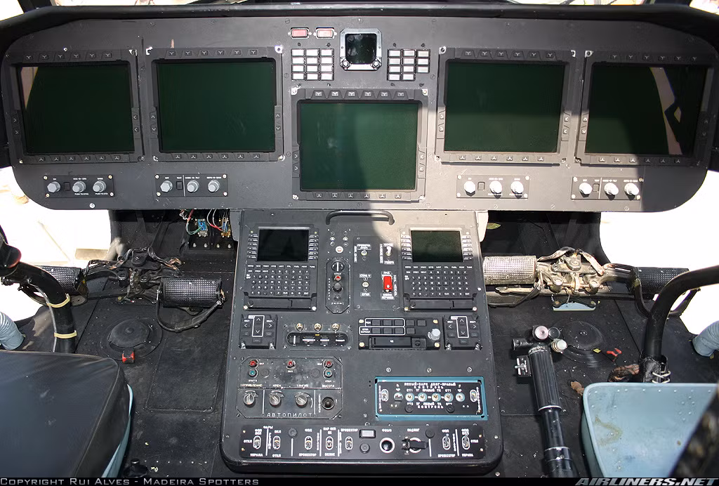 Một trong những thay đổi lớn nhất trên phiên bản Mi-17V-5 là việc trang bị các hệ thống điện tử tiên tiến nhất ngang ngửa các mẫu trực thăng mới của phương Tây. Cụ thể, bảng điều khiển bỏ hẳn kiểu hiển thị đồng hồ cơ học và thay bằng màn hình màu đa năng hiển thị thông tin, trang bị radar thời tiết, hệ thống lái tự động và thậm chí là cả kính nhìn đêm cho phi công đảm bảo an toàn khi hoạt động trong điều kiện ánh sáng yếu. Nguồn ảnh: Airlines.net