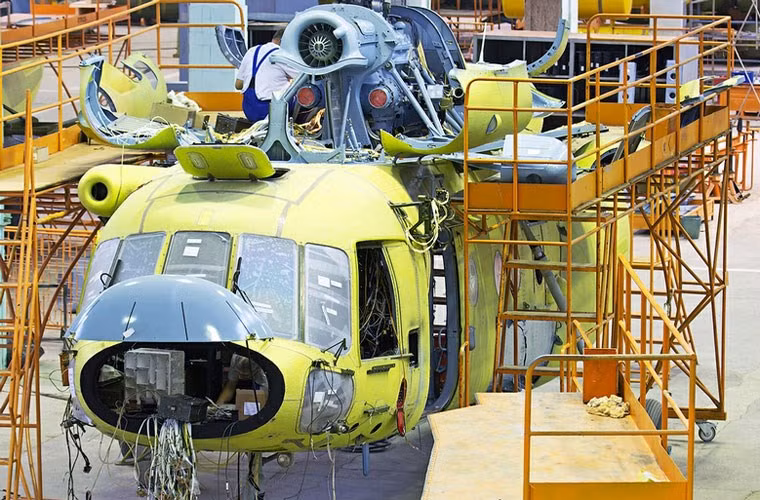 Đại diện Russian Helicopter cho hay, trong thời gian lưu lại Kazan, đoàn cán bộ Bộ Quốc phòng Việt Nam đã thăm quan các cơ sở sản xuất chính của Kazan Helicopter, thăm nơi lắp ráp các máy bay trực thăng thế hệ mới thuộc họ Mi-8, ANSAT và Mi-38. Nguồn ảnh: English Russia