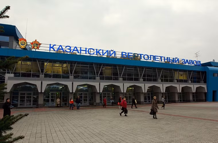 Kazan Helicopter là một trong những nhà sản xuất trực thăng lớn nhất thế giới hiện nay. Nhà máy được thành lập vào tháng 9/1940, chính thức xuất xưởng chiếc trực thăng đầu tiên Mi-1 vào năm 1951. Khoảng 12.000 trực thăng vận tải – tấn công đa năng đã được Kazan Helicopter sản xuất từ đó tới nay, xuất khẩu đi 100 quốc gia trên thế giới. Nguồn ảnh: English Russia