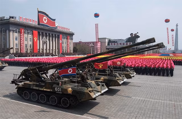 Siêu pháo tự hành cỡ 170mm do Triều Tiên phát triển trên khung gầm cải tiến từ xe tăng T-54/55 hoặc T-59, lắp đại pháo tầm xa 170mm được cho là có tầm bắn vươn tới cả Seoul nếu đặt ở DMZ. Koksan được coi là một trong khẩu pháo nguy hiểm nhất của Triều Tiên. Nguồn ảnh: Army Recognition