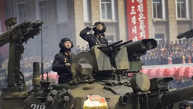 Cận cảnh tháp pháo của “Bão phong hổ” với dàn vũ khí có thể nói là đưa nó vào vị trí “xe tăng có hỏa lực mạnh nhất hành tinh” gồm pháo chính 125mm; 2 tên lửa vác vai; bệ súng phóng lựu tự động 2 nòng và 2 tên lửa chống tăng có điều khiển. Tất cả vũ khí đều có thể triển khai chiến đấu từ trong xe. Nguồn ảnh: Army Recognition