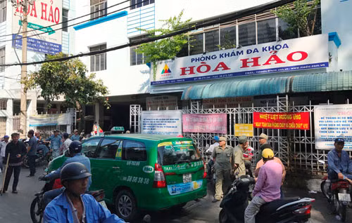 Nghi an co gai tre bi gay me bat coc chan dong Sai Gon