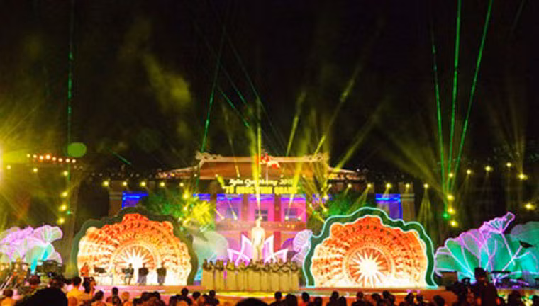 Tối nay 20/1, Chủ tịch nước sẽ gặp gỡ đông đảo kiều bào về quê hương ăn Tết, chúc Tết và đánh trống khai mạc Hội Xuân trong chương trình biểu diễn nghệ thuật "Xuân Quê hương 2017" với chủ đề "Thành phố mang tên Bác - Khát vọng ngời sáng" diễn ra tại dinh Thống Nhất.